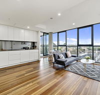 Executive City-centre Apartment with Parking - Accommodation Sunshine Coast