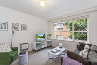 Family-friendly apartment in green Glen Iris