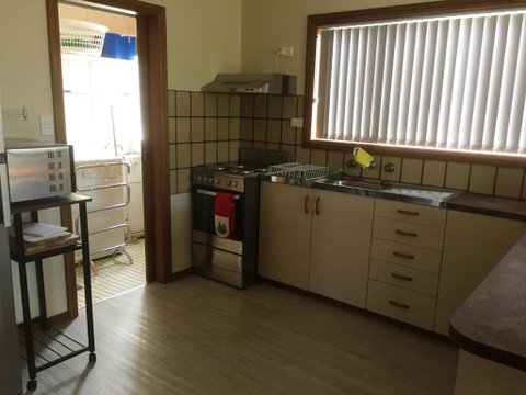 Flat 2, 42 McMillan Rd - Accommodation Sunshine Coast 3