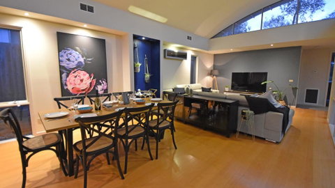 FLORENCE HOUSE Sundrenched Luxury With Pool & Deck - Accommodation Sunshine Coast 3