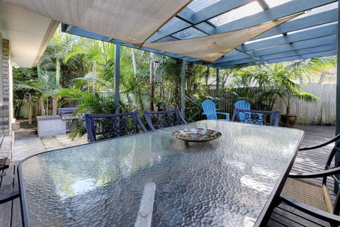 FRANGIPANI BEACH HOUSE - PET FRIENDLY 22 Belbourie Cres Boomerang Beach - Accommodation Sunshine Coast 2
