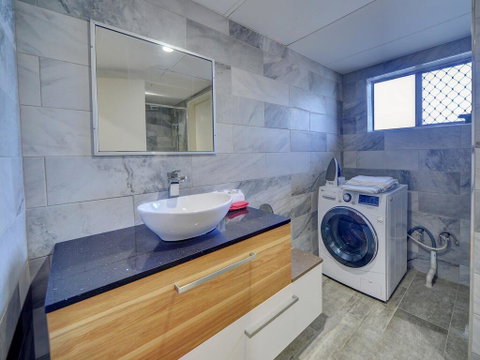 GCHM Beachside Getaway With Netflix & Wi-Fi - Accommodation Sunshine Coast 3