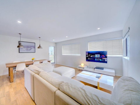 GCHM Beachside Getaway With Netflix & Wi-Fi - Accommodation Sunshine Coast 0