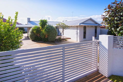 GIFFORD HOUSE - Accommodation Sunshine Coast 0