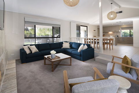 GIFFORD HOUSE - Accommodation Sunshine Coast 3