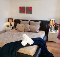 GIRLS ONLY. Large bedroom with KING bed close to everything - Accommodation Sunshine Coast