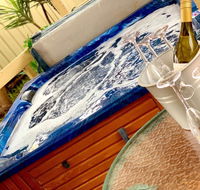 Glenway House Spa Oasis Rockingham - Accommodation Sunshine Coast