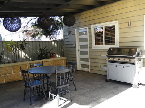 Guesthouse With Pool & BBQ - 10 Kms From CBD - Accommodation Sunshine Coast 0
