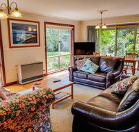 GUMS  ROSES - Family home in the heart of town. - Accommodation Sunshine Coast
