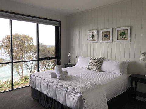 Hamptons On The Bay - Accommodation Sunshine Coast 1