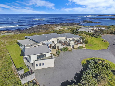 HEARN'S BEACHSIDE VILLA 9 - Accommodation Sunshine Coast 0