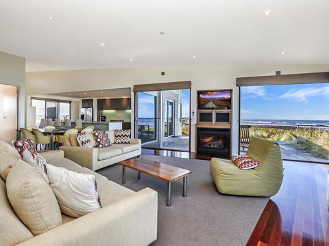 HEARN'S BEACHSIDE VILLA 9 - Accommodation Sunshine Coast 2
