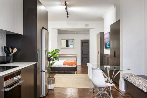 High-End Studio Near Parks, Theatres And Dining - Accommodation Sunshine Coast 0