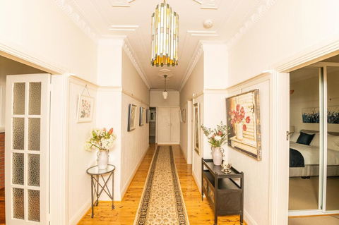Hillside Cottage  Comfy, Spacious, Walk To CBD & Stannies - Accommodation Sunshine Coast 0