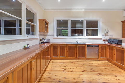 Hopkins River Homestead - Fireplace, Linen, WiFi, 4 Bdrm - Accommodation Sunshine Coast 1