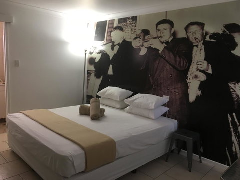 Hotel Corones - Accommodation Sunshine Coast 1