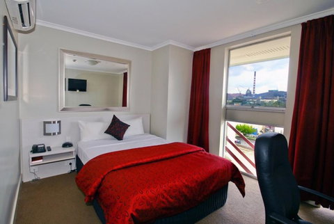 Isa Hotel - Accommodation Sunshine Coast 1