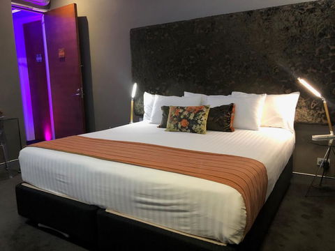 Junction Hotel - Accommodation Sunshine Coast 2