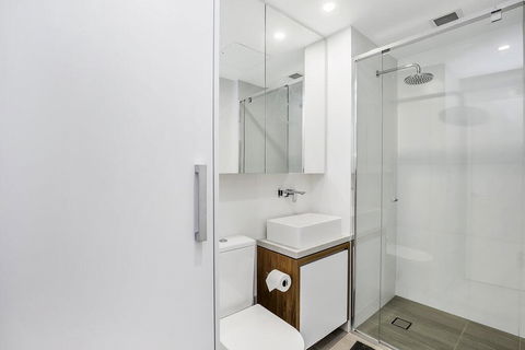 KOZYGURU FORTITUDE VALLEY 2 BED DESIGNER APT + FREE PARKING QFV179-803 - Accommodation Sunshine Coast 1