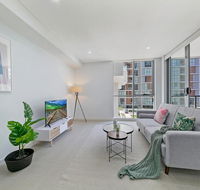 KOZYGURU MASCOT WALK TO STATION MODERN DESIGNER 2 BED APT FREE PARKING NMA260-312 - Accommodation Sunshine Coast