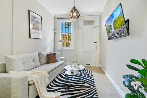 KOZYGURU SYDNEY CBD DARLINGHURST SPLIT LEVEL 2 BEDROOM TOWNHOUSE NDA023 - Accommodation Sunshine Coast 0