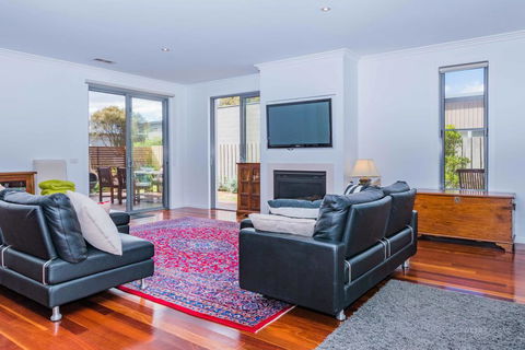 Lahinch Mews - Family Bookings Only - Accommodation Sunshine Coast 2