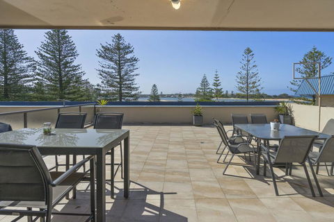 Lakeshore Apartments - Unit 6 - Accommodation Sunshine Coast 3