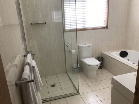 Lakeside Chalet & Studio - Accommodation Sunshine Coast 2