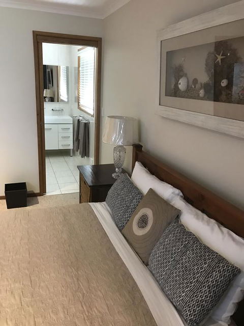 Lakeside Chalet & Studio - Accommodation Sunshine Coast 3