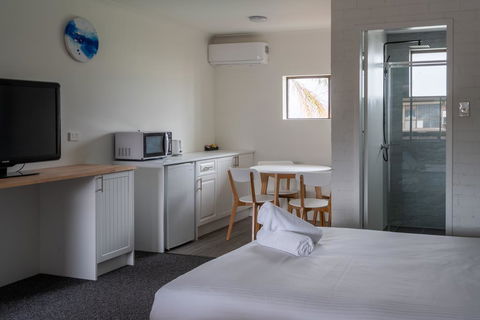 Lakeside Inn - Accommodation Sunshine Coast 0