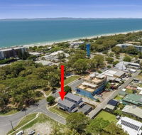 LAVISH BEACH HOUSE ON THE SURF SIDE - Accommodation Sunshine Coast