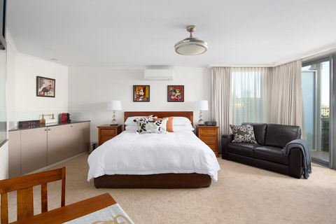 Luna Blu - Luxury B&B - Accommodation Sunshine Coast 1