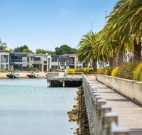 Luxe 101  Martha Cove waterfront luxury on the marina walk to beach - Accommodation Sunshine Coast