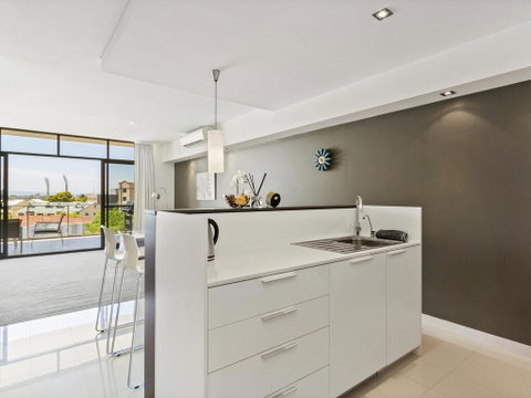 Luxe Furnished City Skyline Views - Accommodation Sunshine Coast 1