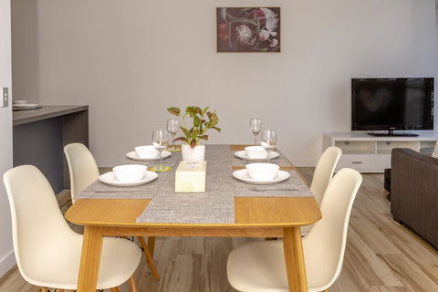 Luxury Modern Apartment In Southport With Hotel Facilities - Accommodation Sunshine Coast 3