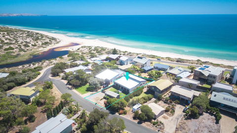 Luxury On Lewis - 6 Lewis Road - Accommodation Sunshine Coast 1
