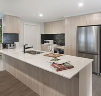 Luxury renovated home-5BR-meters from the beach - Accommodation Sunshine Coast