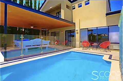 LUXURY VILLA W POOL & SPAS - Accommodation Sunshine Coast 0