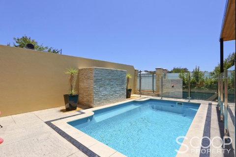 LUXURY VILLA W POOL & SPAS - Accommodation Sunshine Coast 2