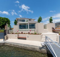 Luxury Waterfront Family Entertainer on Dolphin - Accommodation Sunshine Coast