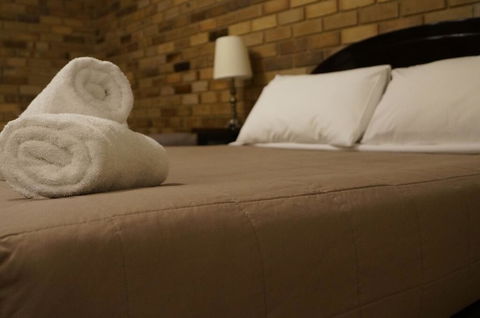Magdala Motor Lodge & Lakeside Restaurant - Accommodation Sunshine Coast 1