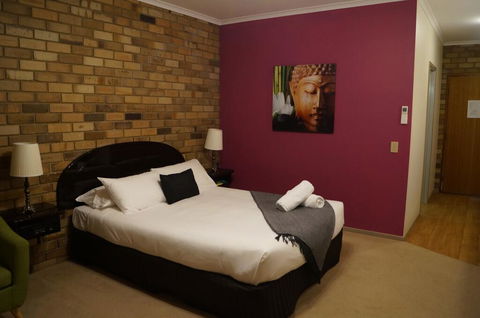 Magdala Motor Lodge & Lakeside Restaurant - Accommodation Sunshine Coast 2