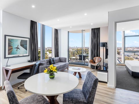 Meriton Suites Mascot Central - Accommodation Sunshine Coast 0