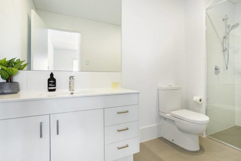 Minimalist Penthouse Condo With Skyline Vistas - Accommodation Sunshine Coast 3