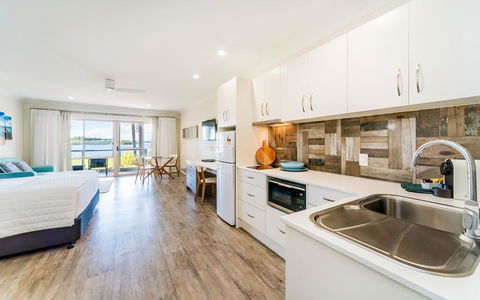 Moby Dick Waterfront Resort Motel - Accommodation Sunshine Coast 2