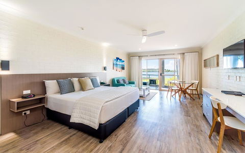 Moby Dick Waterfront Resort Motel - Accommodation Sunshine Coast 1