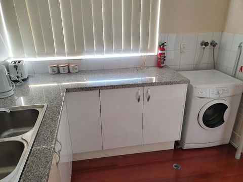 Modern Cosy Studio Close To QEH + Adelaide CBD + Airport + Beaches - Accommodation Sunshine Coast 3