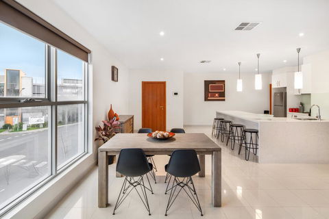Modern Unit With Balconies Near Melbourne Airport - Accommodation Sunshine Coast 3