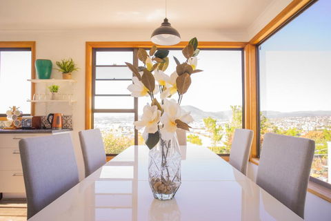 Moonah House-10 Mins To CBD & MONA, 4BR, 2 BATH, Great View, Park 3 Cars, Sleep 11, King Bed, En-suite - Accommodation Sunshine Coast 0