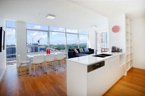 Moore To See - Modern And Spacious 3BR Zetland Apartment With Views Over Moore Park - Accommodation Sunshine Coast 3